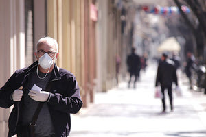 κόσμος με μάσκα στο δρόμο