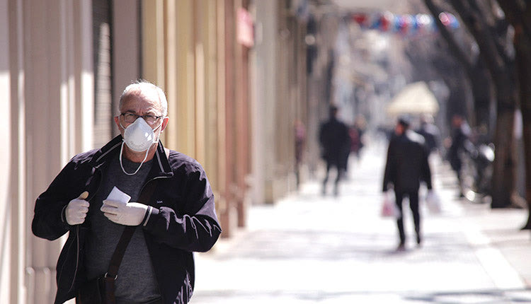 κόσμος με μάσκα στο δρόμο