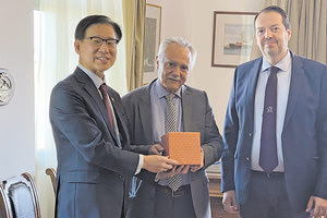 Από την επίσκεψη του Κορεάτη πρέσβη στον Οργανισμό Λιμένος Ηρακλείου