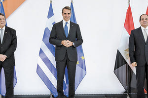 το «σχήμα Ελλάδας-Κύπρου-Αιγύπτου»: ο πρωθυπουργός Κυριάκος Μητσοτάκης, με τον Νίκο Αναστασιάδη και τον Αμπντέλ Φατάχ αλ Σίσι