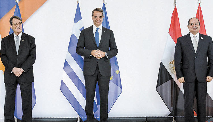 το «σχήμα Ελλάδας-Κύπρου-Αιγύπτου»: ο πρωθυπουργός Κυριάκος Μητσοτάκης, με τον Νίκο Αναστασιάδη και τον Αμπντέλ Φατάχ αλ Σίσι
