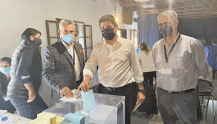 Λευτέρης Αυγενάκης με τον επανεκλεγέντα πρόεδρο Βαγγέλη Καρκανάκη