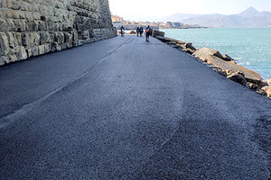 ασφαλτόστρωσης τμημάτων προσήνεμου μόλου