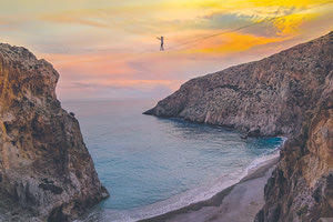 Μια φωτογραφία απίστευτης ομορφιάς με πρωταγωνιστή έναν ακροβάτη στο Αγιοφάραγγο και θέα ένα ηλιοβασίλεμα στο νότιο Κρητικό Πέλαγος