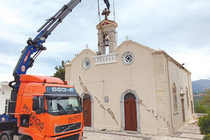 Περισσότερους από 4 τόνους ζύγιζε το ετοιμόρροπο καμπαναριό στον λαβωμένο Ιερό Ναό Αγ. Γεωργίου στο Ίνι, που αποκαθηλώθηκε χθες ύστερα από ιδιωτική πρωτοβουλία