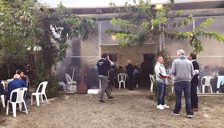 Εκεί στις φιλόξενες εγκαταστάσεις του Μύρωνα Χιλετζάκη στο Βαθύπετρο αναβίωσε η ρακοκαστάση