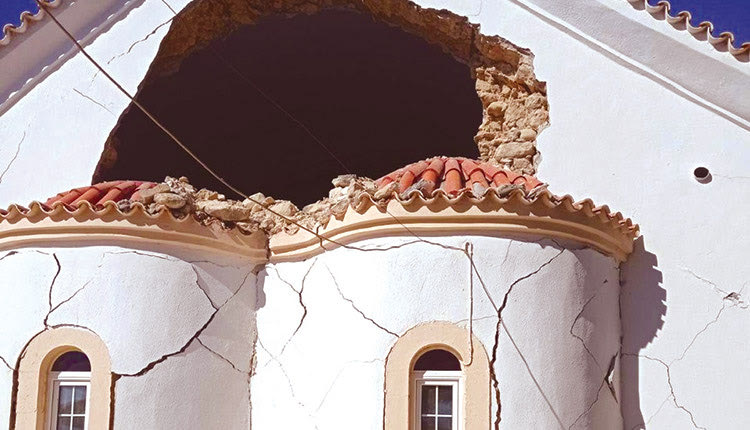 Στο μεταξύ, πάνω από 100 κωδωνοστάσια-καμπαναριά, μεγάλοι και μικροί ιεροί ναοί έχουν πληγεί σοβαρά από τους σεισμούς