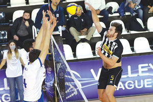 Ο Ντιουίζι σε ένα απο τα καρφιά του στο ματς με την Κηφισιά