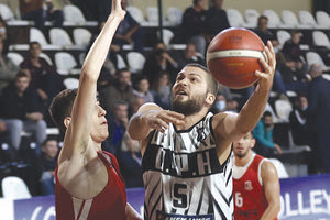 Ο Μητρόπαπας σε φάση απο τον χθεσινό αγώνα