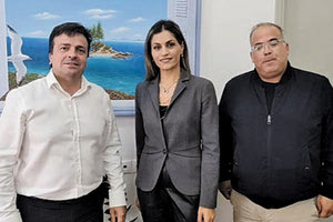 Ο κ. Συριγωνάκης με στελέχη του Δήμου Μαλεβιζίου