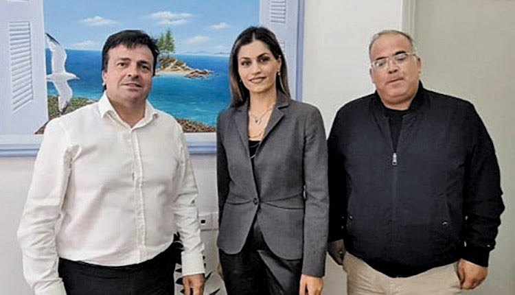 Ο κ. Συριγωνάκης με στελέχη του Δήμου Μαλεβιζίου