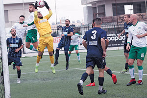 Ο Ζαφείρης μπλοκάρει την μπάλα και σταματάει μία επίθεση του Γιούχτα