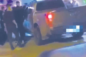 Οι πολίτες απέτρεψαν ακόμα και με καρέκλες την εισβολή του 4Χ4 στο μπαρ