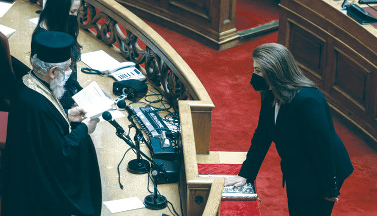 Ορκίστηκε με θρησκευτικό όρκο στην Ολομέλεια της Βουλής η νέα βουλευτής του ΚΙΝΑΛ στην εκλογική περιφέρεια Β3 Νοτίου Τομέα Αθηνών Τόνια Αντωνίου