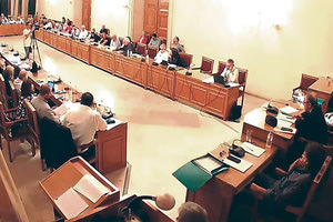 «Φωτιές» άναψε χθες στο Δημοτικό Συμβούλιο το επίμαχο θέμα της στελέχωσης της αναπτυξιακής εταιρείας ειδικού σκοπού «Ηράκλειο Α.Ε. Οργανισμός Τοπικής Αυτοδιοίκησης του Δήμου Ηρακλείου»