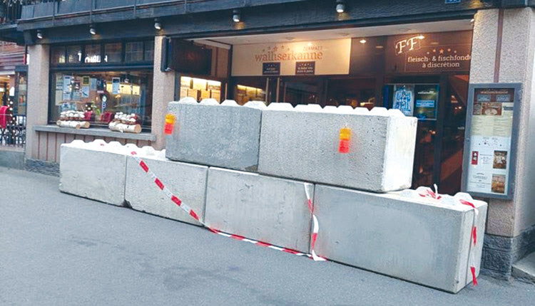 Θα μπορούσε κι εδώ. Έτσι κλείνει η ελβετική αστυνομία τα εστιατόρια που δεν τηρούν τα μέτρα κατά της πανδημίας… Η φωτογραφία είναι από το καντόνι Wallis στην κεντρική Ελβετία