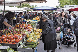 Σφοδρή αντιπαράθεση στη Βουλή με φόντο τις λαϊκές αγορές.
