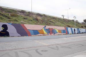 Η πολύχρωμη δράση έχει τίτλο «Array of Colors» και το αντικείμενό της είναι η τέχνη του δρόμου (street art) μέσα από τη σύμπραξη του Δήμου με τους καλλιτέχνες σε συνεργασία με την εταιρεία και στόχο την αναβάθμιση των δημόσιων χώρων.