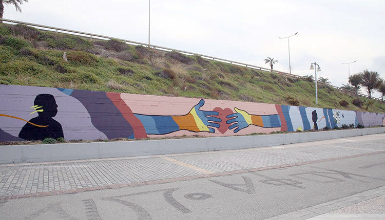 Η πολύχρωμη δράση έχει τίτλο «Array of Colors» και το αντικείμενό της είναι η τέχνη του δρόμου (street art) μέσα από τη σύμπραξη του Δήμου με τους καλλιτέχνες σε συνεργασία με την εταιρεία και στόχο την αναβάθμιση των δημόσιων χώρων.