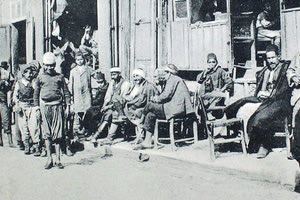 ΦΩΤΟΗΜΕΡΑΣ: Οθωμανοί σε καφενείο στα Χανιά στο τέλος της δεκαετίας του 1890.