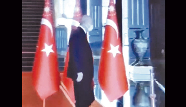 Πραγματικά, πρέπει να έχει σοβαρό πρόβλημα και γι’ αυτό πυκνώνουν το τελευταίο διάστημα τα βίντεο που επαναφέρουν στο προσκήνιο τα ερωτηματικά στην Τουρκία για την κατάσταση της υγείας του Ρετζέπ Ταγίπ Ερντογάν.