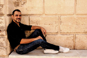 O ΠΑΝΟΣ ΤΣΙΚΟΣ ΠΟΥ ΖΕΙ ΚΑΙ ΕΡΓΑΖΕΤΑΙ ΣΤΟ ΝΗΣΙ ΜΙΛΑ ΣΤΗΝ “Π” ΓΙΑ ΤΟ ΤΡΑΓΟΥΔΙ ΚΑΙ ΤΗΝ ΥΠΟΨΗΦΙΟΤΗΤΑ ΓΙΑ ΤΟΝ ΔΙΑΓΩΝΙΣΜΟ