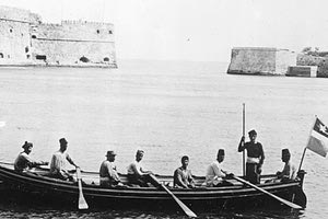 ΦΩΤΟΗΜΕΡΑΣ: Στο λιμάνι του Ηρακλείου την περίοδο της Κρητικής Πολιτείας. Διακρίνεται ακόμη ο μικρός Κούλες που αργότερα (το 1936) κατεδαφίστηκε.