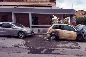 Ελεύθεροι αφέθηκαν, μετά τις απολογίες τους, και οι τρεις συλληφθέντες για τα όσα έχουν καταγγελθεί και περιλαμβάνονται στη δικογραφία με τις εμπρηστικές ενέργειες σε οχήματα αλλά και τους πυροβολισμούς σε σπίτι, στην περιοχή του Μασταμπά. Πιο συγκεκριμένα. τα δύο αδέρφια, 33 και 27 ετών αντίστοιχα, τα οποία συνελήφθησαν μετά από καταγγελία ότι πυροβόλησαν τουλάχιστον επτά φορές εναντίον κατοικίας 37χρονου, στην περιοχή του Μασταμπά, ενώ μέσα βρισκόταν ο ίδιος και η 21χρονη φίλη του, αφέθηκαν ελεύθερα χωρίς κανένα περιοριστικό όρο, σύμφωνα με την υπεράσπιση. Σε βάρος τους επίσης υπάρχει καταγγελία ότι μετά τους πυροβολισμούς πυρπόλησαν και το αυτοκίνητο του 37χρονου. Από την άλλη πλευρά, ο 37χρονος αφέθηκε ελεύθερος με τον περιοριστικό όρο της εμφάνισης τρεις φορές το μήνα ενώπιον της αρμόδιας αστυνομικής Αρχής. Με βάση τα όσα αναφέρονται στη δικογραφία φέρεται να ανέθεσε σε 49χρονο Ηρακλειώτη (είναι κατηγορούμενος επίσης αλλά δεν είχε συλληφθεί) να πυρπολήσει το αυτοκίνητο 34χρονης (πρώην συζύγου του μεγαλύτερου αδερφού), με την οποία ο ίδιος στο παρελθόν διατηρούσε φιλική σχέση. Τρεις φορές έγινε απόπειρα εμπρησμού κατά του συγκεκριμένου οχήματος. Τελικά την «πλήρωσαν» τα αυτοκίνητα ανυποψίαστων περίοικων που ήταν σταθμευμένα δίπλα. Είναι μία υπόθεση που έχει προκαλέσει μεγάλη αναστάτωση και κινητοποίηση στις Αρχές, με το ανακριτικό της Πυροσβεστικής Υπηρεσίας και την Ασφάλεια Ηρακλείου να διεξάγουν έρευνες από κοινού. «Όταν θα περατωθεί η κύρια ανάκριση θα δούμε ποια είναι ακριβώς τα πραγματικά περιστατικά και τι θα ανακύψει μέσα από τις ανακριτικές πράξεις για την πλήρη διαλεύκανση της υπόθεσης», επεσήμαναν οι συνήγοροι του 37χρονου, Ζαχαρίας Λιπαράκης και Γιώργος Σπυριδάκης. Από την πλευρά των δύο αδερφών, οι συνήγοροι Γιώργος Κοκοσάλης και Θεονύμφη Μπέρκη, υποστήριξαν: «Το είχαμε πει από την αρχή. Το ψέμα έχει κοντά πόδια. Οι εντολείς μας-φερόμενοι δράστες απόπειρας ανθρωποκτονίας εναντίον δύο προσώπων-αφέθηκαν ελεύθεροι άνευ περιοριστικών όρων και αυτό διότι απέδειξαν το μέγεθος του ψεύδους και της μεθόδευσης από μέρους της άλλης πλευράς. Και αυτό είναι μόνο η αρχή. Όταν θα εγχειριστούν στη δικογραφία τα αποτελέσματα της άρσης του απορρήτου των επικοινωνιών και δη το αποτέλεσμα των εργαστηριακών εξετάσεων DNA στους κάλυκες που βρέθηκαν, θα χάσουν πολλοί τον ύπνο τους…Ας το καταλάβουν επιτέλους κάποιοι: οι έμπειροι δικαστές δεν εξαπατώνται και δη με χαμηλού επιπέδου κατασκευές...».
