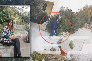 Φορώντας κράνος και κραδαίνοντας το μαχαίρι εισήλθε στον χώρο των ενοικιαζομένων