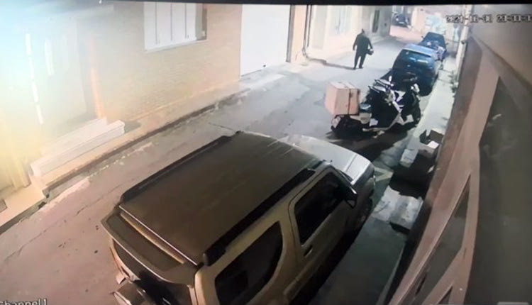 Οι δράστες τη στιγμή που κλέβουν τη μηχανή