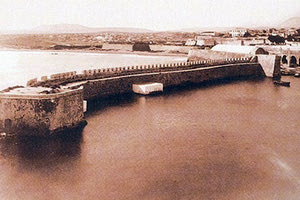 ΦΩΤΟΗΜΕΡΑΣ: Ο “μικρός” Κούλες (που γράφαμε χθες) την εποχή που “γειτνίαζε” με το ενετικό φρούριο (φωτογραφία Gerola).