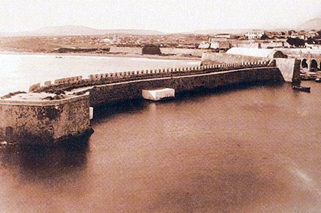 ΦΩΤΟΗΜΕΡΑΣ: Ο “μικρός” Κούλες (που γράφαμε χθες) την εποχή που “γειτνίαζε” με το ενετικό φρούριο (φωτογραφία Gerola).
