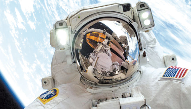 Επιστρέφοντας στη Γη με την κάψουλα Dragon της διαστημικής εταιρείας του Έλον Μασκ, «SpaceX», το τετραμελές πλήρωμα θα πρέπει να φορέσει πάνες, καθώς τα υδραυλικά της διαστημικής βολίδας παρουσίασαν πρόβλημα.