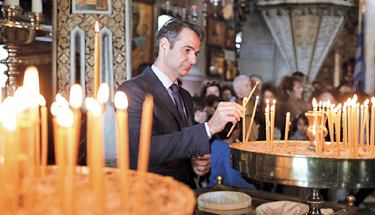 Κυριάκος Μητσοτάκης ανάβει κερί