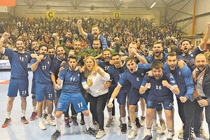 Οι παίκτες της Εθνικής ομάδας Χάντμπολ πανηγυρίζουν τη μεγάλη νίκη στο Βέλγιο