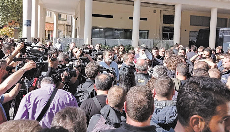 Πλήθος αγροτών έξω από το Υπουργείο