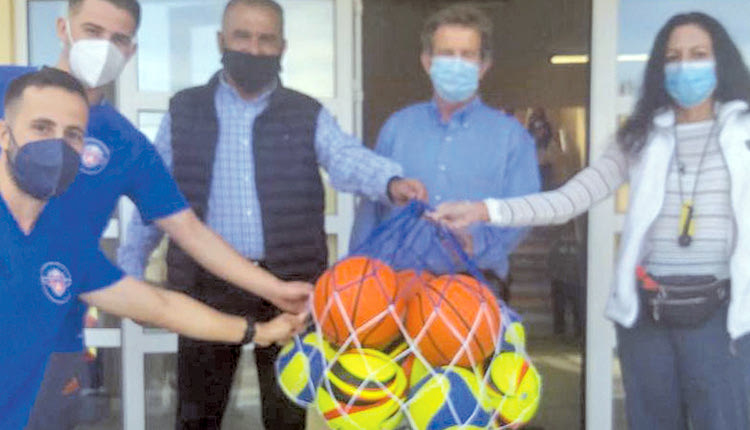 Το 1ο Δημοτικό Σχολείο Γαζίου επισκέφθηκε χθες αντιπροσωπεία του Αλμυρού, χαρίζοντας στους μαθητές 10 μπάλες και έναν προτζέκτορα