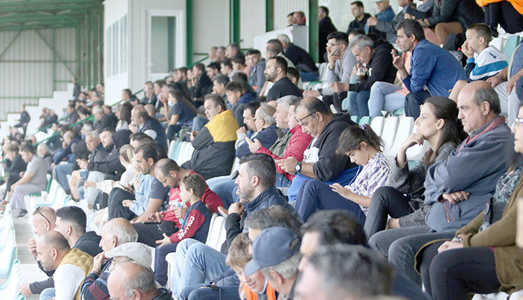 Αρκετός κόσμος στις εξέδρες του Ατσαλένιου