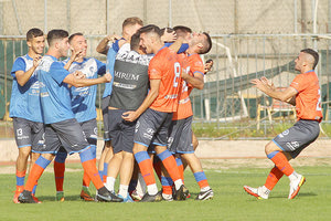 Οι παίκτες του ΑΟΑΝ ένα κουβάρι μετά τη σπουδαία νίκη επί του Πανιωνίου στη Νέα Σμύρνη