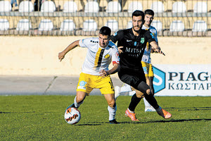 Ο Μπουρσέλης σε στιγμιότυπο από το ματς της Ρόδου