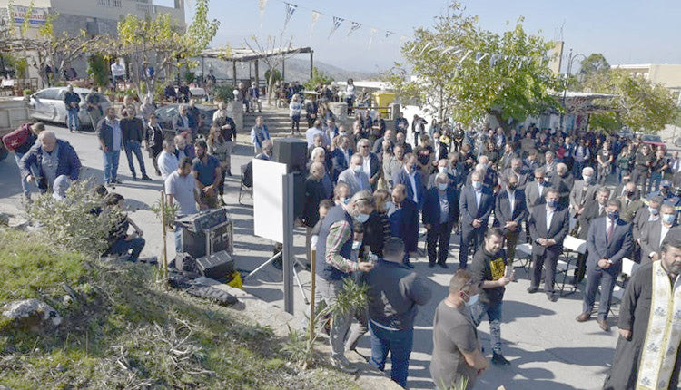 ΜΕ ΛΑΜΠΡΟΤΗΤΑ Η ΕΠΕΤΕΙΟΣ ΤΟΥ ΟΛΟΚΑΥΤΩΜΑΤΟΣ ΑΡΚΑΔΙΟΥ Τα Ανώγεια τίμησαν τον (δικό τους) πυρπολητή της πυριτιδαποθήκης