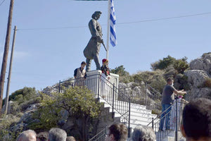 ΜΕ ΛΑΜΠΡΟΤΗΤΑ Η ΕΠΕΤΕΙΟΣ ΤΟΥ ΟΛΟΚΑΥΤΩΜΑΤΟΣ ΑΡΚΑΔΙΟΥ Τα Ανώγεια τίμησαν τον (δικό τους) πυρπολητή της πυριτιδαποθήκης