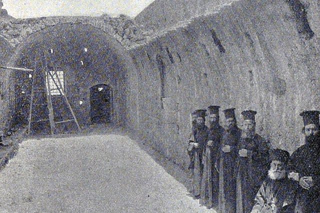 ΦΩΤΟΗΜΕΡΑΣ: 1898, λίγα χρόνια μετά την έκρηξη στο Αρκάδι. Φωτογραφία Marcin Czerminski.