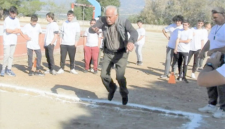 Άψογη τεχνική στο άλμα σε μήκος άνευ φοράς από τον 87χρονο γυμναστή - θρύλο της Μεσαράς Δημήτρη Σπυριδάκη