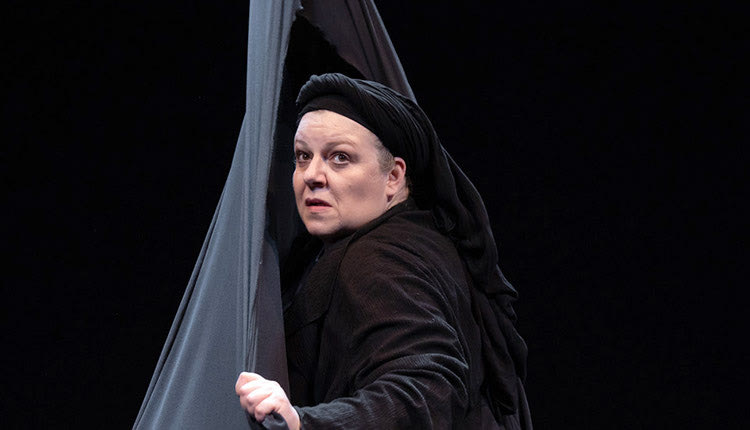 Η ΗΘΟΠΟΙΟΣ ΦΩΤΕΙΝΗ ΜΠΑΞΕΒΑΝΗ ΜΙΛΑ ΣΤΗΝ “Π” ΜΕ ΑΦΟΡΜΗ ΤΗΝ ΠΑΡΑΣΤΑΣΗ «H Κυρά της Ρω είναι ένα γυναικείο σύμβολο πίστης στο καλό»