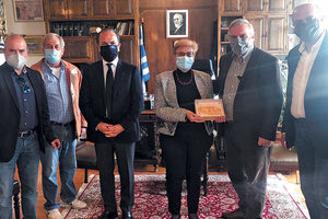 Τιμητική πλακέτα έδωσαν στον Χάρη Καστανίδη