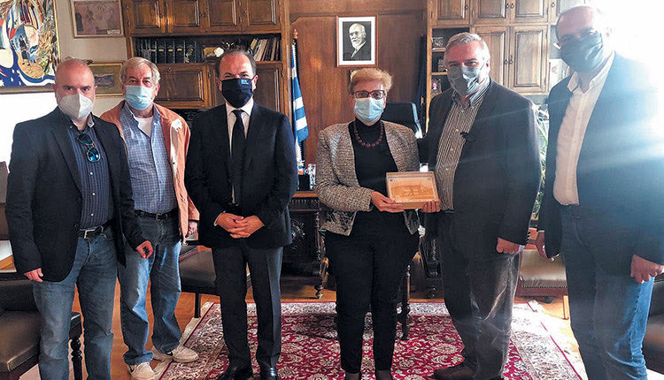 Τιμητική πλακέτα έδωσαν στον Χάρη Καστανίδη