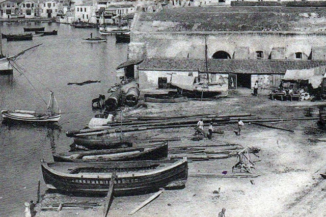 ΦΩΤΟΗΜΕΡΑΣ:Μια σπάνια φωτογραφία των Νεωρίων των Χανίων στα 1907 (πηγή Ελένη Σημαντήρη).