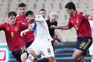 Ο Παυλίδης ανάμεσα σε Γκάβι και Ρόδρι στο χθεσινό ματς