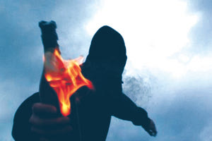 Κακούργημα η ρίψη μολότοφ